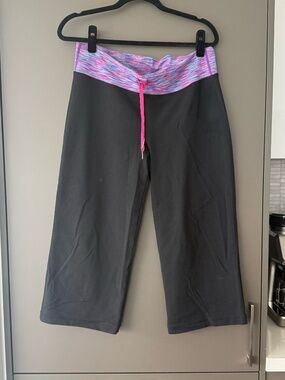 NWOT Lululemon Capri Sz. 10 Multicolor Band Workout Capri Pant Back Small Pocket